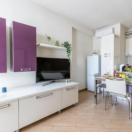 Guesthost - Bright Near Train Station Apartment
