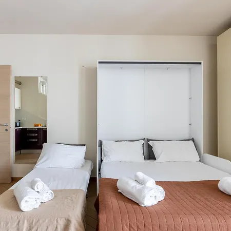 Guesthost - Bright Near Train Station Apartment *