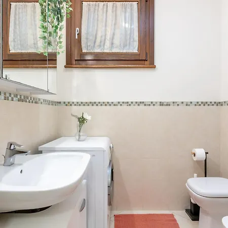 Apartment Guesthost - Bright Near Train Station
