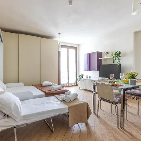 Apartment Guesthost - Bright Near Train Station Pisa
