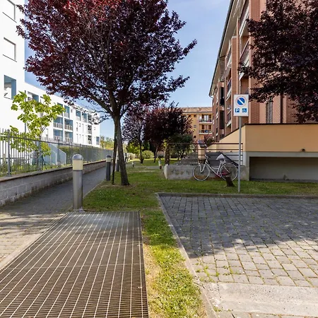 Guesthost - Bright Near Train Station Apartment *